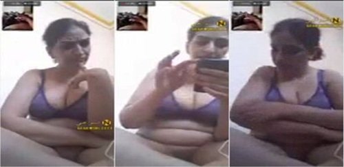 لبوة بلدي تعرض طيزها و كسها في مكالمة فيديو